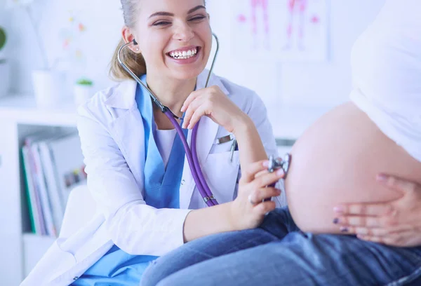 Usmívající Žena Lékař Ukazuje Obrázky Tabletu Těhotné Mladé Ženě Nemocnici — Stock fotografie