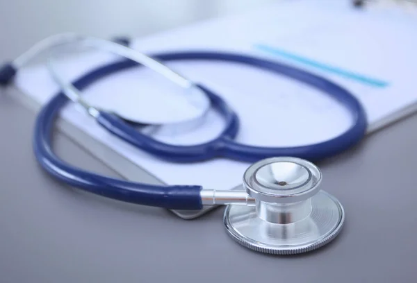 Medizinische Geräte Blaues Stethoskop Und Tablet Auf Weißem Hintergrund Medizinische — Stockfoto