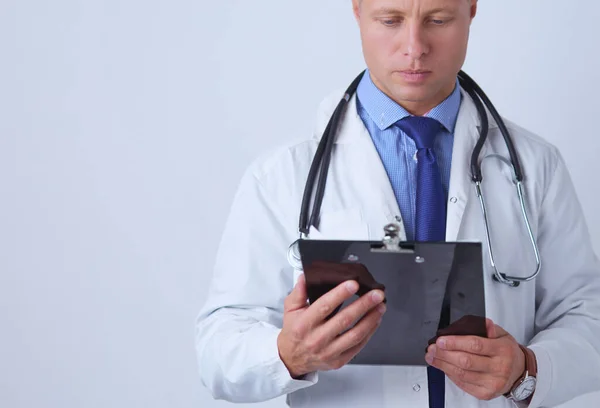 Mężczyzna Lekarz Stojący Folderu Izolowane Białym Tle — Zdjęcie stockowe