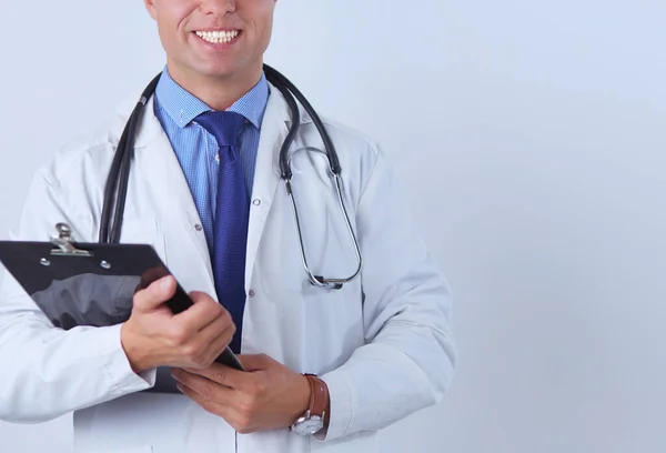 Mężczyzna Lekarz Stojący Folderu Izolowane Białym Tle — Zdjęcie stockowe