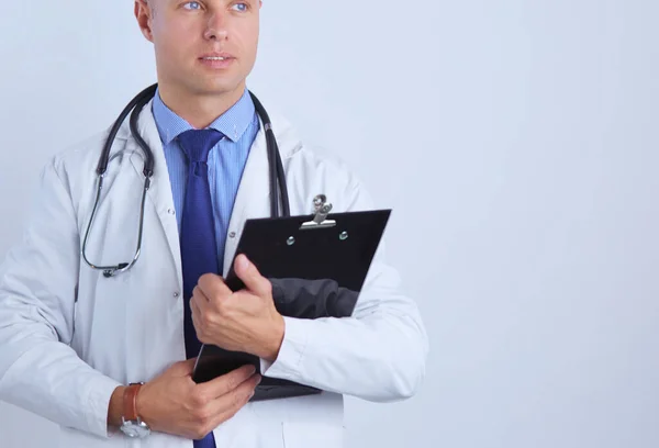 白い背景に隔離されたフォルダに立っている男性医師 — ストック写真