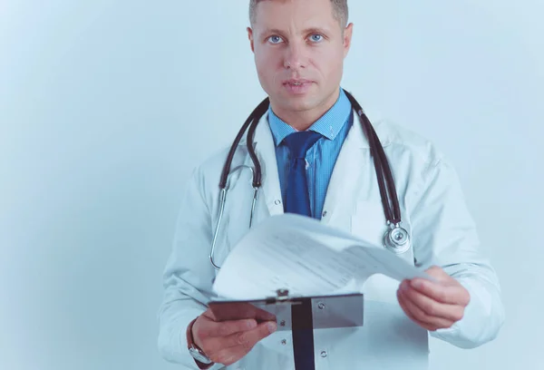 Άντρας Γιατρός Στέκεται Φάκελο Απομονώνονται Λευκό Φόντο — Φωτογραφία Αρχείου