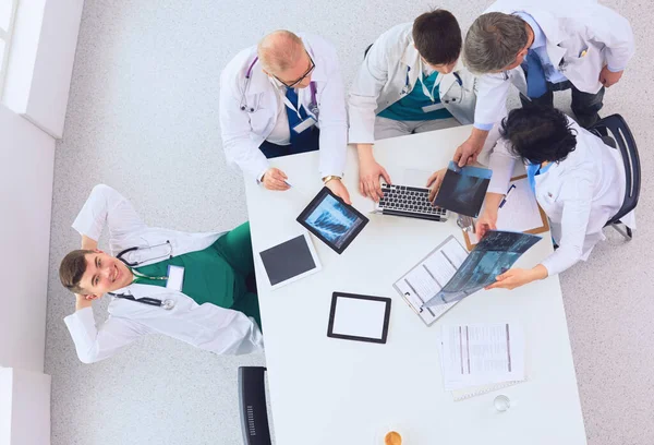 Equipe Médica Sentado Discutindo Mesa Vista Superior — Fotografia de Stock
