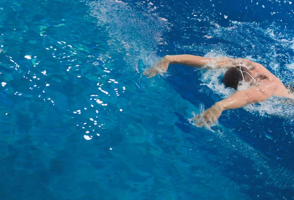 Мужчина Плавает Бассейне Подводное Фото Пловец Мужчина — стоковое фото