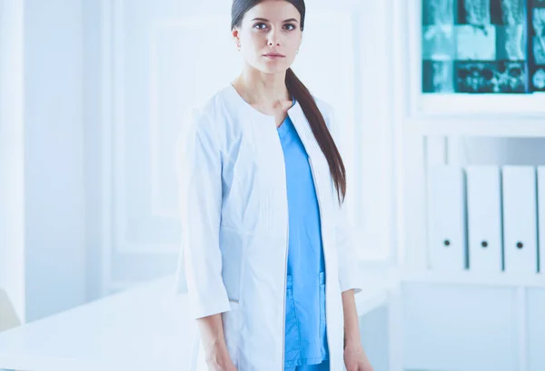穿着白衣站在医院的年轻女医生画像 — 图库照片