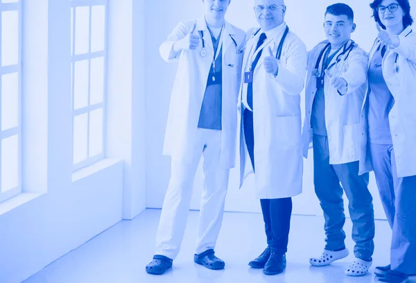 Ett Framgångsrikt Läkarteam Självsäkra Läkare Team Står Tillsammans Och Ler — Stockfoto