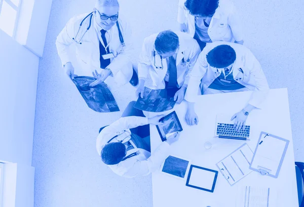 Medizinisches Team Sitzt Und Diskutiert Tisch Draufsicht — Stockfoto
