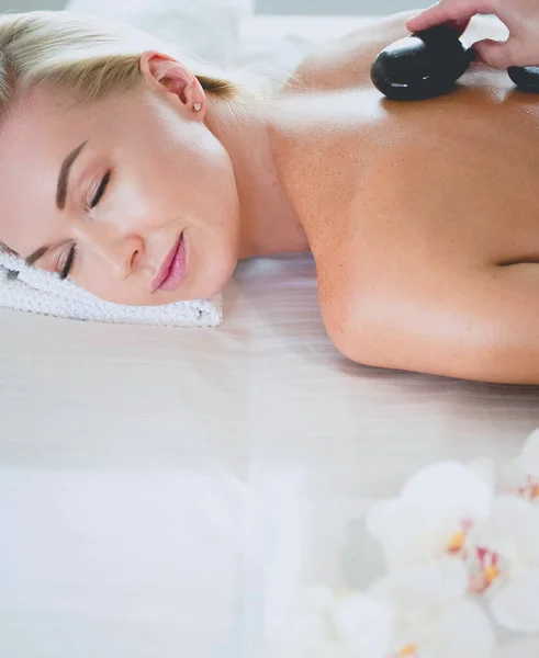 Giovane Donna Salone Spa Ottenere Pietre Massaggio — Foto Stock