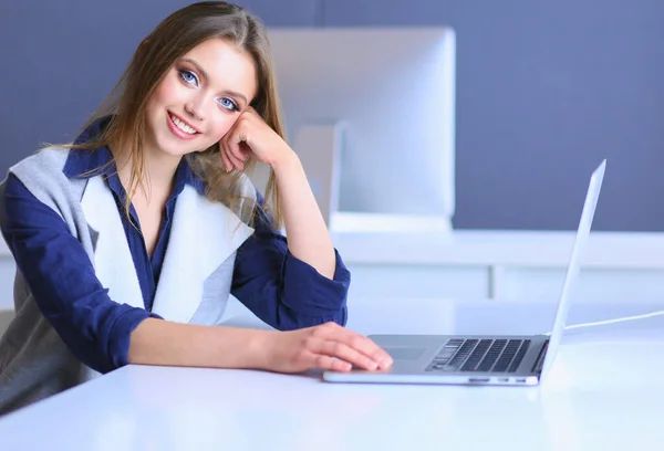 Junge Selbstbewusste Geschäftsfrau Arbeitet Schreibtisch Und Tippt Mit Dem Laptop — Stockfoto