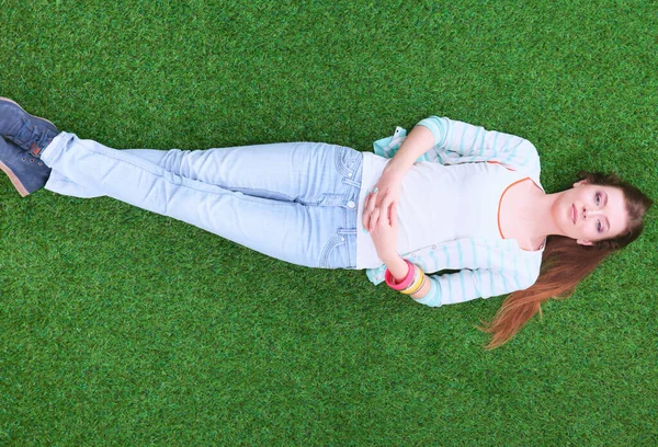 Красивая Молодая Женщина Лежит Зеленой Траве — стоковое фото
