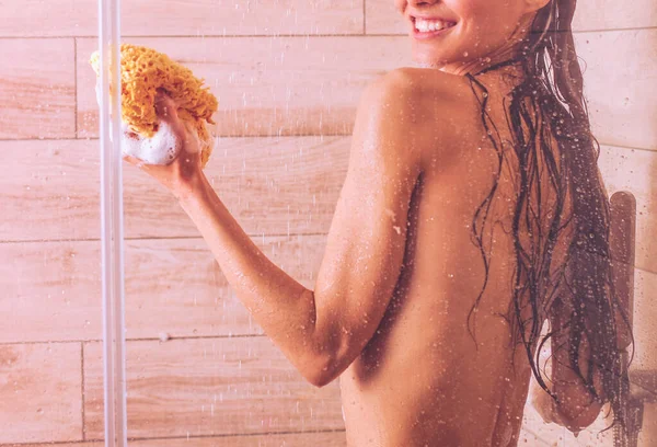 Młoda Kobieta Beautyful Pod Prysznic Łazience — Zdjęcie stockowe
