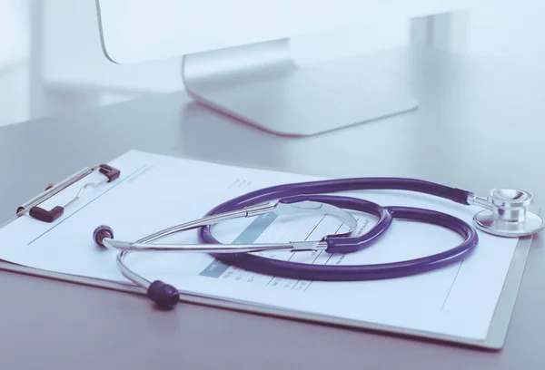 Medicinsk Utrustning Blått Stetoskop Och Tablett Vit Bakgrund Medicinsk Utrustning — Stockfoto