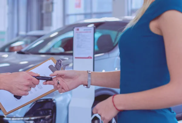 Πωλητής Αυτοκινήτων Πωλεί Ένα Αυτοκίνητο Χαρούμενο Πελάτη Στην Αντιπροσωπεία Αυτοκινήτων — Φωτογραφία Αρχείου