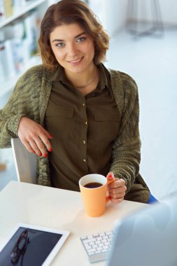 Çevrimiçi eğitim hizmetini kullanan güzel, gülümseyen kız öğrenci.