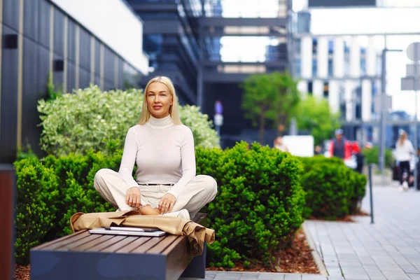 Sakin Kadını Dışarıda Lotus Meditasyon Yapıyor — Stok fotoğraf