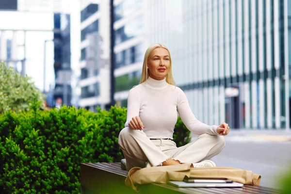 Mulher Negócios Calma Meditando Lótus Livre — Fotografia de Stock