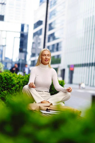 Mujer Negocios Tranquila Meditando Loto Aire Libre — Foto de Stock