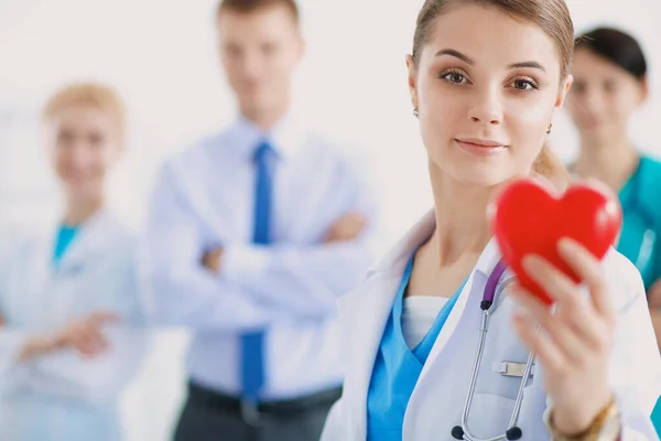 Kobieta Lekarz Stetoskopem Trzymającym Serce — Zdjęcie stockowe