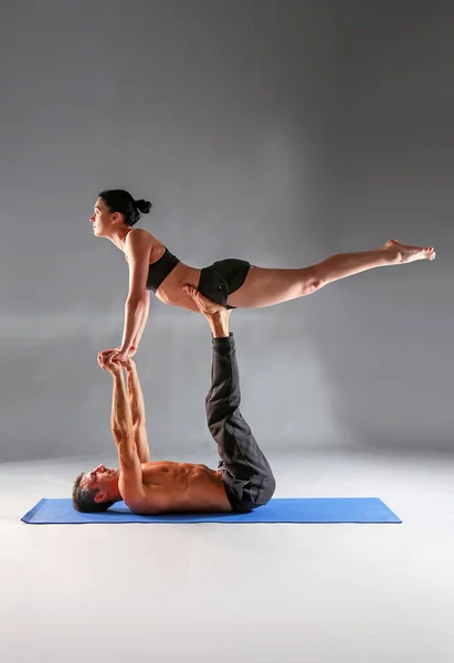 Pareja Joven Practicando Acro Yoga Estera Estudio Juntos Acroyoga Par —  Fotos de Stock