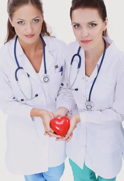 Dvě Ženy Doktor Drží Červené Srdce — Stock fotografie