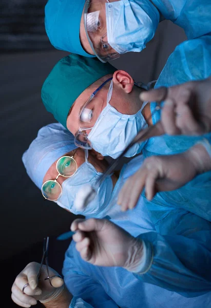 Egy Csapat Sebész Dolgozik Műtőben Kékre Színezve Operációt Végző Orvosi — Stock Fotó