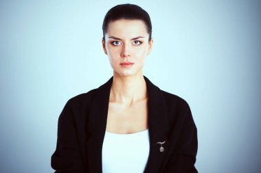 genç bir kadın ayakta, graybackground üzerinde izole