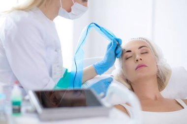 Kaşlar için kalıcı makyaj. Güzellik salonunda kalın kaşlı güzel bir kadın..