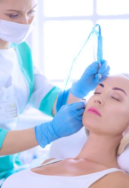 Kaşlar için kalıcı makyaj. Güzellik salonunda kalın kaşlı güzel bir kadın..