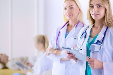 tıbbi ofiste geçti silah ile duran üç kendine güvenen kadın doktor portresi.