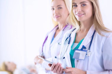 tıbbi ofiste geçti silah ile duran üç kendine güvenen kadın doktor portresi.