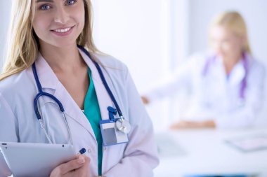 Kadın doktor hastanede steteskopla dikiliyor. Kadın doktor.