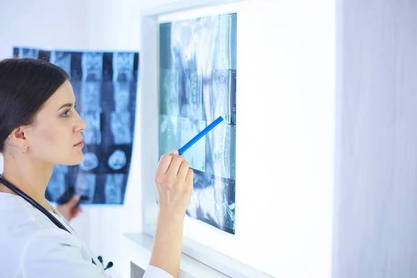 사무실에서 엑스레이를 가리키는 청진기를 — 스톡 사진