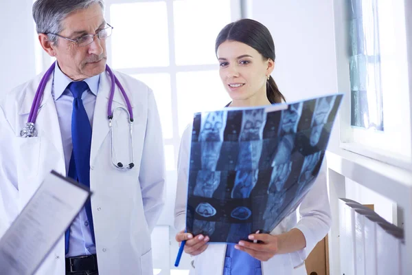 Doktorlar Hastanede Röntgenlere Bakıyor — Stok fotoğraf