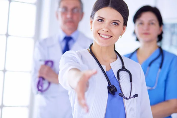 Läkare Som Erbjuder Ett Handslag Sjukhuset — Stockfoto