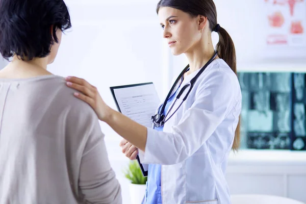Medisch Consult Een Ziekenhuis Arts Luisteren Naar Een Patiënt Problemen — Stockfoto