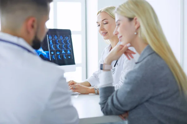 Doctor Woman Shows Patient Chest Ray — Stock Photo, Image