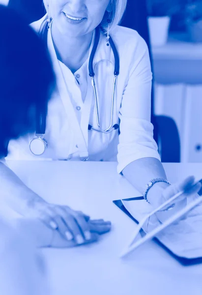 Arts Uitleggen Diagnose Aan Haar Vrouwelijke Patiënt — Stockfoto
