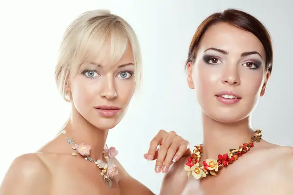 Porträt Zweier Hübscher Junger Frauen Mit Perlen Isoliert Auf Weißem — Stockfoto