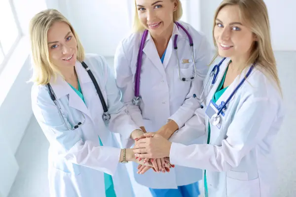 Doktorlar Hemşireler Tıbbi Bir Ekipte Ele Tutuşuyorlar — Stok fotoğraf
