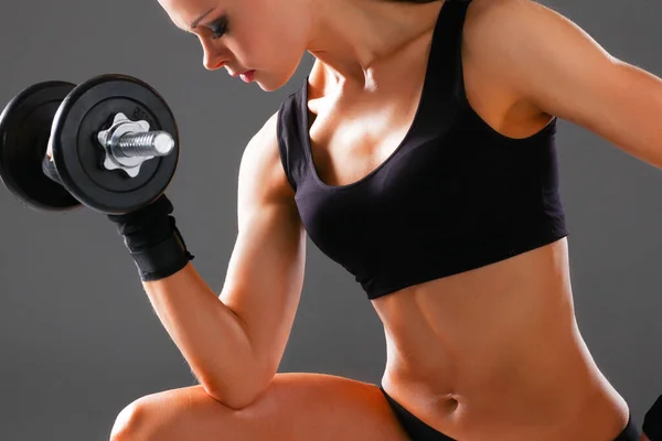 Atletisk Kvinna Som Pumpar Upp Muskler Med Hantlar — Stockfoto
