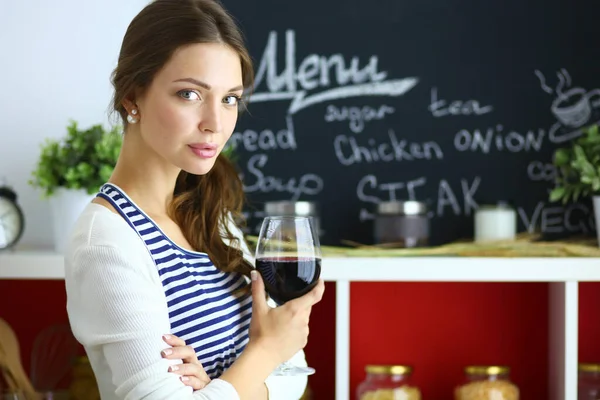 Hübsche Frau Trinkt Hause Wein Küche — Stockfoto