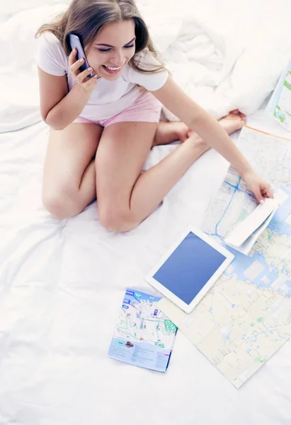 Розслаблена Молода Жінка Сидить Ліжку Чашкою Кави Цифровим Планшетом — стокове фото