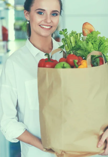 Νεαρή Γυναίκα Που Κρατά Τσάντα Ψώνια Λαχανικά — Φωτογραφία Αρχείου