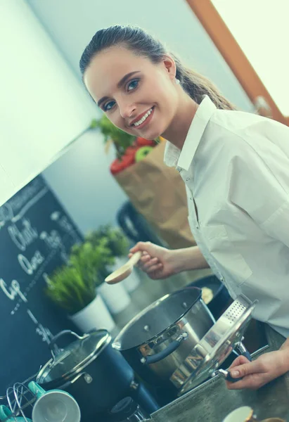 Jonge Vrouw Bij Het Fornuis Keuken — Stockfoto