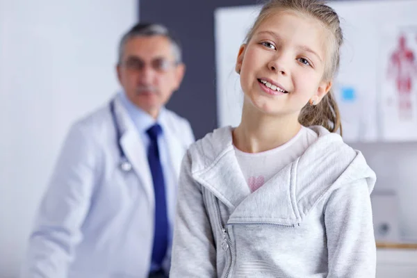 一个可爱的小女孩和她在医院的医生的画像 — 图库照片