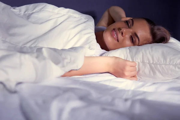 Όμορφη Νεαρή Ξανθιά Γυναίκα Στον Ύπνο Στο Κρεβάτι — Φωτογραφία Αρχείου