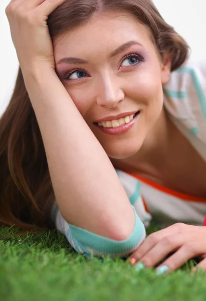 Vacker Ung Kvinna Ligger Det Gröna Gräset — Stockfoto