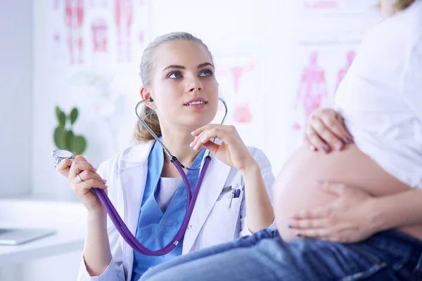 Mladá Žena Lékař Stetoskopem Mluvit Těhotnou Ženou Nemocnici — Stock fotografie