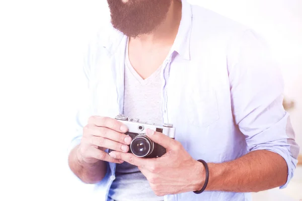 年轻的摄影师用相机 白色背景上孤立的肖像 — 图库照片