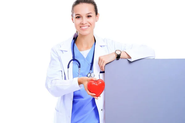 Medico Femminile Positivo Piedi Con Stetoscopio Simbolo Del Cuore Rosso — Foto Stock
